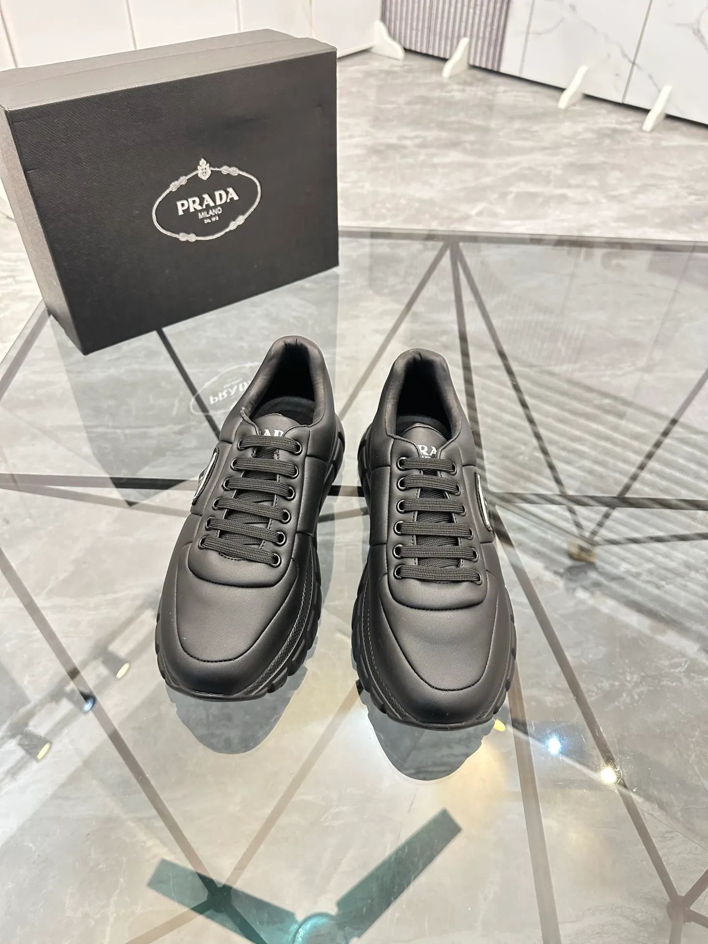 Men's shoes: 💰P460¥ Product trademark: Prada *"Prada*" low-top casual shoes Regular size: 38-44 (can be customized to 45.46) Product materials: imported cowhide upper, sheepskin lining, original outsole. Number: 835